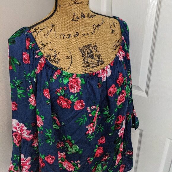 Floral off the shoulder bell sleeve top - Picture 2 of 7